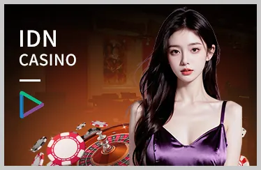 Cầu thủ bóng rổ đang úp rổ mạnh mẽ trên sân đấu